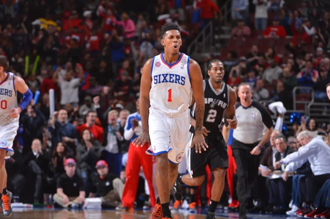 欧文突破防守送出关键助攻（欧文强突撕裂防线送出关键一传）