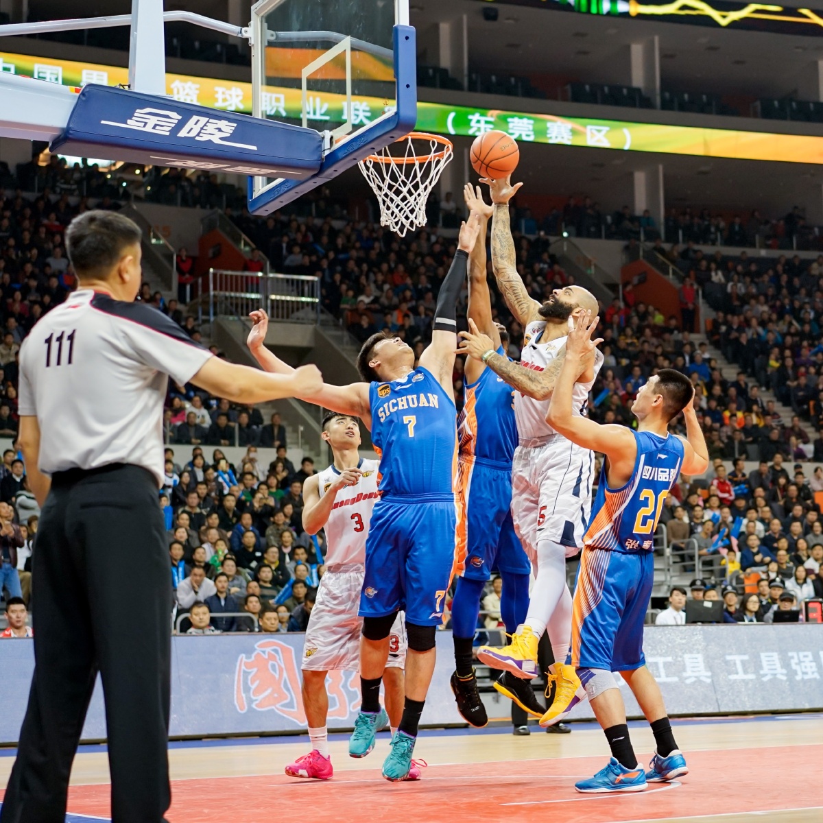 火力不够！斯玛特一人8记三分，其余湖人球员一共8记（外线哑火！斯玛特独飙8记三分，湖人其他球员合计也仅8个）