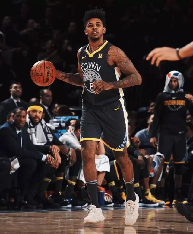 广东男篮101-75胜江苏肯帝亚，18岁小将王洪泽表现亮眼，攻防全面，被视为未来之星。（广东男篮101比75大胜江苏肯帝亚，18岁王洪泽攻防俱佳，获誉未来之星）