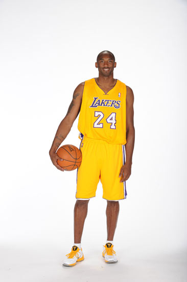 美媒：东契奇直接开着布加迪跑车来到今日与独行侠的比赛现场（美媒：东契奇驾布加迪亮相今日独行侠比赛现场）