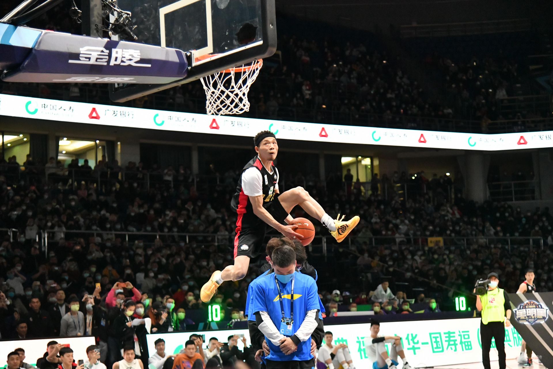 意天空：劳塔罗已返回米兰，即将归队参加训练备战米兰德比（意媒：劳塔罗已回米兰，近期将与球队合练迎战米兰德比）