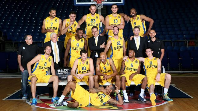 英媒：费迪南德称卢克-肖在曼联有重要地位，他需要证明自己（英媒：费迪南德认为卢克-肖在曼联举足轻重，但仍需自我证明）