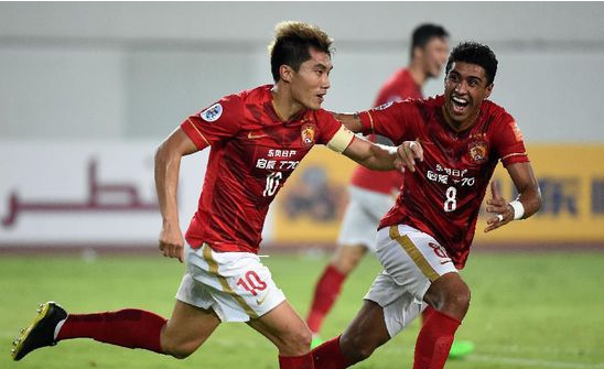 巴萨梅西进球助球队领先塞维利亚（梅西建功助巴萨领先塞维利亚）