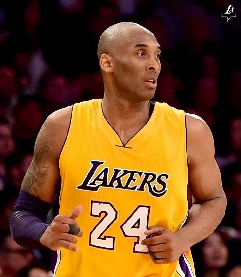 气得双手握拳！（怒得握紧拳头！）