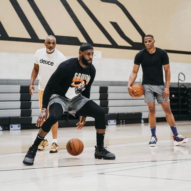 NBA：马刺惨遭连败 文班亚马表现亮眼（NBA：马刺苦吞连败，文班亚马高光发挥）