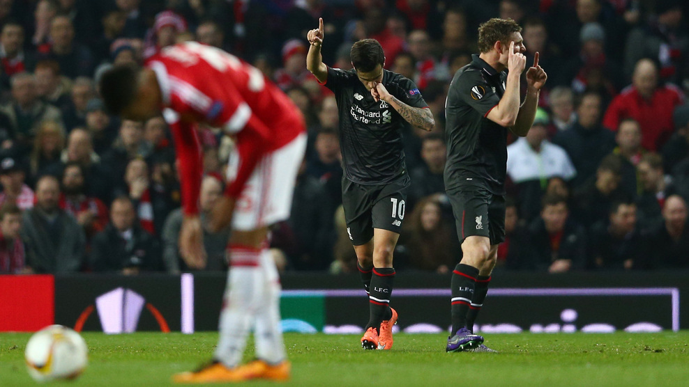 老将的作用！霍福德篮下送单臂大帽 随后快攻助攻巴特勒双手暴扣（老将风范！霍福德篮下单臂大帽，快攻助巴特勒双手暴扣）