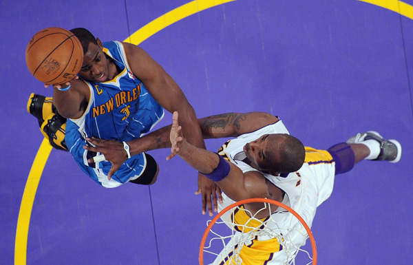 湖人浓眉哥篮下统治球队获胜（浓眉篮下称霸助湖人取胜）