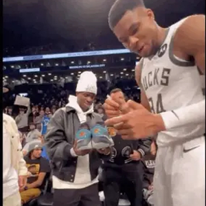 小孩哥能抗事！段睿骐弧顶压哨接球造成韦瑟斯庞三分犯规（小将不怯场！段睿骐弧顶压哨接球造韦瑟斯庞三分犯规）