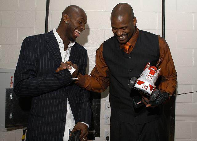 NBA半场：字母哥19分8篮板，雄鹿56-53领先步行者（半场战报：字母哥轰19分8板，雄鹿56-53暂领先步行者）